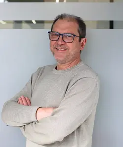 Antonio Fernández, profesional en gestión de bajas definitivas de vehículos en Lleida